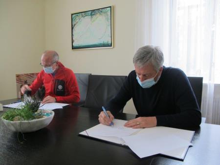 Župan Ciril Globočnik in predsednik Društva GRS Radovljica Toni Smolej ob podpisu aneksa k pogodbi (17. 9. 2021).